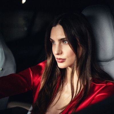 Apoyo Juliantina, Wallis Day, Gal Gadot, Charlotte de Witte, Shakira,y todo ser hermoso que me atrape. Team: Val Tops.
Me inspiran: Bruce Wayne y Maca Achaga