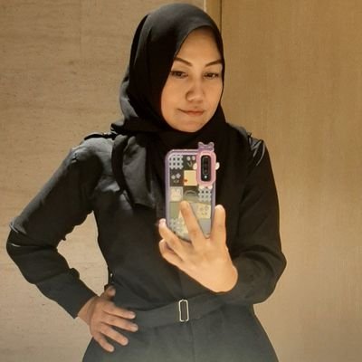 auliacantik1's profile picture. Life must go on