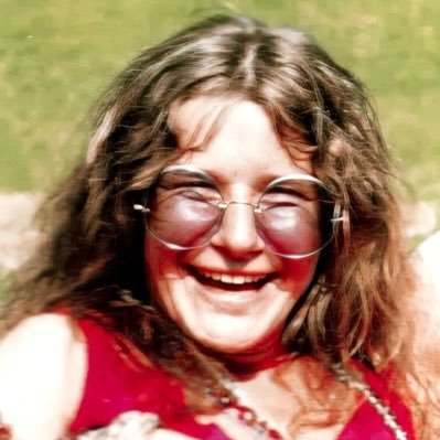 católica, flamenguista, beatlemaníaca, filha da aghata nunes e da janis joplin, mãe de gato, irmã mais velha, dona do jurídico yoko ono e o resto não importa