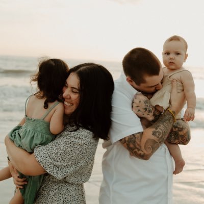 viviennerose_'s profile picture. “don’t trash where we splash”