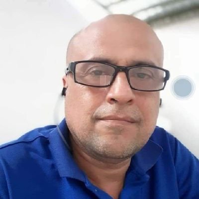 del lado izquierdo ...por ser zurdo...calvo ........pero feliz......por que yo soy mio.
comunicador social institucional.periodista.teatrero empedernido .