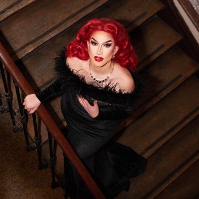 Travesti presentadora. Glamourosa y mamarracha, la gran diva de Móstoles: Diana Dardo.
