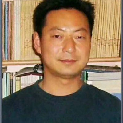 郭泉,现居大陆南京,男,56岁,基督徒。毕业于南京大学。法学硕士,哲学博士,文学博士后。曾任国企干事、政府秘书、《改革与开放》杂志编辑、刑事法官、南京师范大学副教授、院长助理。因颠覆国家政权罪,入狱两次,合计十四年,刑满出狱。代表作有:《民主先声》、《郭泉语录》、《亲爱精诚》。