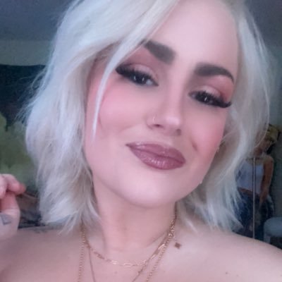 🪐 pretty teeth w a nice demeanor✨ 🌙 sad girls club president 💫 @SuedeWayne by night 🦇 committed to the bit. 🫧
