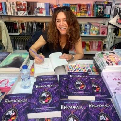 Periodista Escritora Coach literaria #Vigo #TexPattonylaisladeplástico 📕 (Destino) #Terradraga 📗 (Minotauro) Al frente de https://t.co/InKYm1IDWb