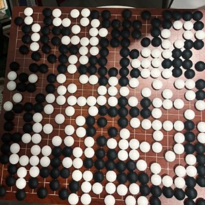 黒と白が交錯し、一つ一つの駒を置くことは、深く考え抜かれた選択です。対局の中で、あなたはただ対戦相手と競い合うだけでなく、自らの知恵とぶつかっています。この古くて優雅な盤上で、思考の冒険を始め、戦略と知恵の魅力を堪能しましょう