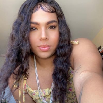 Eu sou Lulna de Salvador. Jornalista e escritora. Sou Trans travesti.