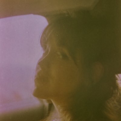 De la vida por ahora no me cerrarán la puerta, besaré por no morir, amaré por no estar muerta.