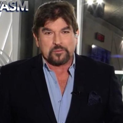Desde 1975 Carlos Vera ha sacudido la TV con su estilo polémico, sin ocultar simpatías ni jactarse de objetividad. Opinión con propósito: democracia.