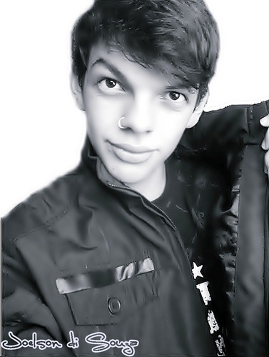 Sorria bonito e deixe os outros quererem descobrir qual é o segredo que faz você rir.