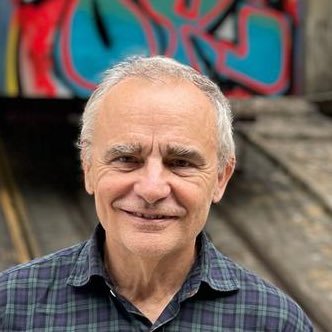 Periodista y PhD en Comunicación. Autor de “La comunicación efímera”, “Unas cuántas calles” , “Ella” y “Celestino”. Madrileño de barrio, madridista y dylaniano.