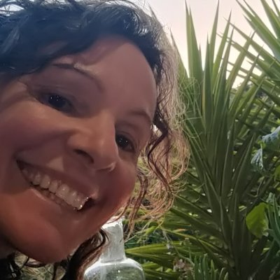 Science communicator, climate advocate, lover of all things microbial