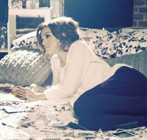 I love CHER LLOYD and im a BRAT till I die! I also love LITTLE MIX, ONE DIRECTION and JESSIE J :) follow me, I follow back, Big Love :) xxx