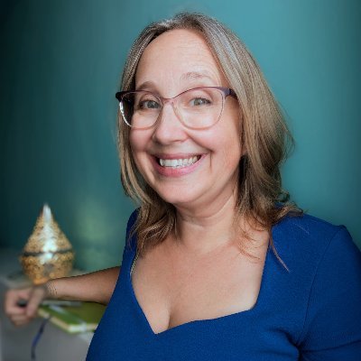 (she/her) #LitMagLove course & newsletter • #WritePublishShine podcast • neuroatypical writer • a @RoomMagazine editor • seldom here (IG: rachelthompsonauthor)