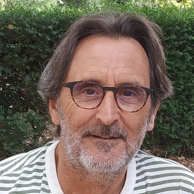 Trencarem les paraules com si foren olives, i ens deixarem ben aspres la llengua i les genives {...} paraules com pedres, pedres de fona.(VAE)