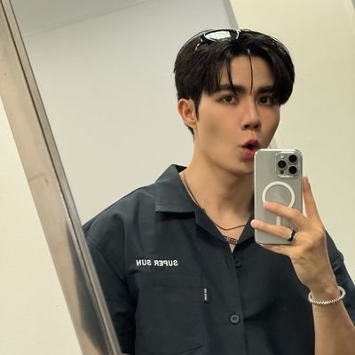 Just retweet random AU and reading AUs only @_@ having fun in this personal space^-^