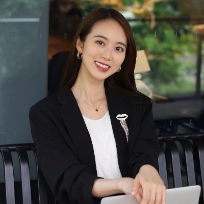会社員経験ゼロの食えない女優▶︎WEBデザインを始めて1年で最高月収92万|芸能とWEB制作、本気で兼業中🔥|「夢を諦めない生き方」お伝えします|世界中どこでも働ける🌏2024.11~バンクーバーにワーホリ🇨🇦|ポートフォリオは以下リンクから💻ご依頼DMからお気軽にどうぞ