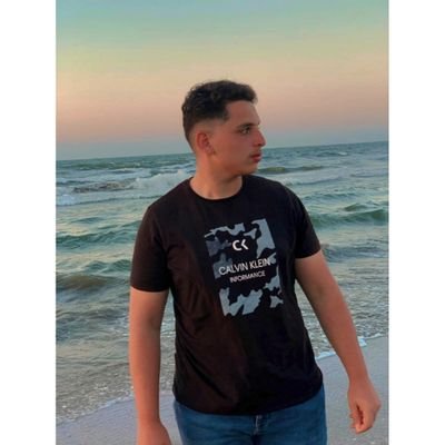 عسى ربِّ الفُؤَادِ يقر عيني
ويجمعني بِآمالي قريبًٱ🫶🏻❤.