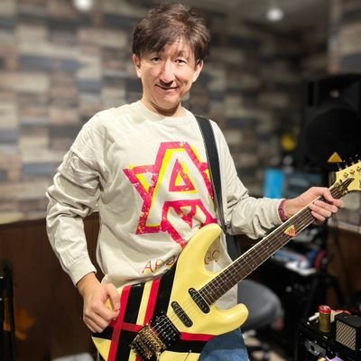 聖飢魔IIコピーバンド「聖魔伝世II」、オリジナルハードロックバンド「つなおバンド」、雑食系バンド「なるきん」にて活動中。 その他、サポートなどアマチュアギタリストとして活動。
Love:聖飢魔II、LOUDNESS、陰陽座、GacharicSpin、SAKI、Apollogic