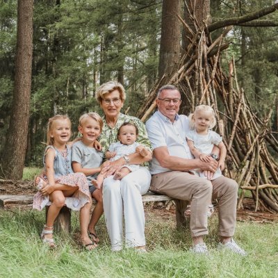 is getrouwd met Dickie en samen hebben wij 3 geweldige kinderen en daarbij hun partners. En trotse opa en oma van Senn, Lynn, Mila en Zena.