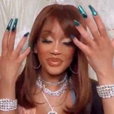 wisteringale's profile picture. 📍atl | she/her | reader + writer