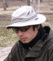 無意味な行動に定評がある長野県在住の男。スポーツバカというよりバカのスポーツ好き。カルピス中毒患者。半月板損傷→手術→再発。右膝が痛いので「右膝が痛い」とよく言う。Shadows所属＃54。バスケットボール/登山/陸上が主戦。