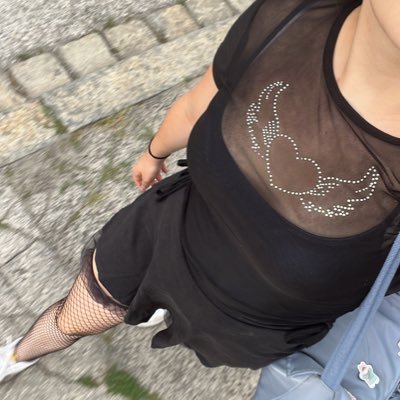mrs_gothfeet's profile picture. your average goth mommy. hit me up for feet pics and if you are a good boy they are in fishnet ;)my PayPal angelflydevilcry@gmail.com