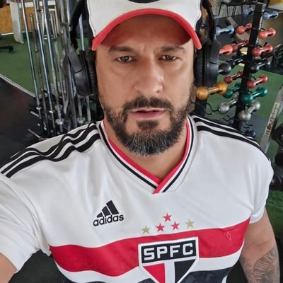Operário do Telecom lutando contra a realidade desde sempre.
São Paulo, breja, música e surtos ocasionais.
Namora o Pedro, mas quem manda é a ansiedade.