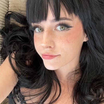 Bratty findom goddess✨ I can be soft and loving yet seductive and cruel 😈 DM fee /£50/$50💵