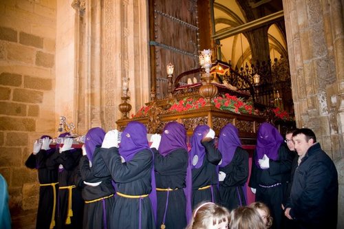 Una de las cofradías más antiguas de Alcalá, fundada a principios del s. XVII. Procesionamos el Viernes Santo a las 12 de la noche, desde la Catedral Magistral.