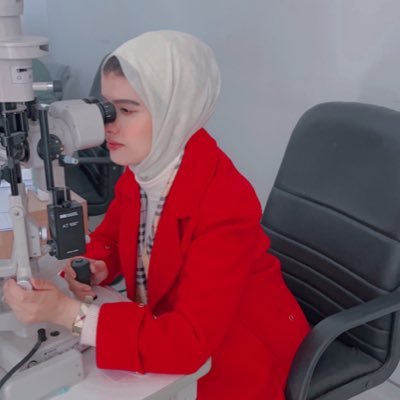 EmanElbarassi's profile picture. ophthalmologist || moody || ♐️ .