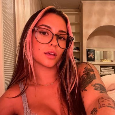 Gamer & island girl šļø responding to all DMs on ā