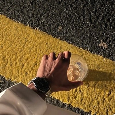 v_wc23's profile picture. منت عايش طول عمرك في حياتك راضيّ بس لامن جادت اللحظات عيش اللحظه