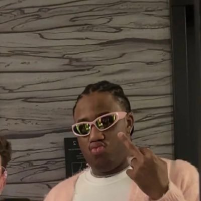 chile I’m just here spreading positivity and my love for Onika Tanya Maraj Petty 😭🩷Manifesting a Nicki follow 😩