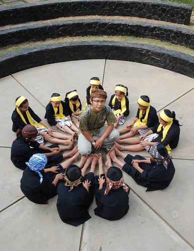 HONG pusat kajian mainan dan permainan tradisional,  mari bermain tapi tidak main-main