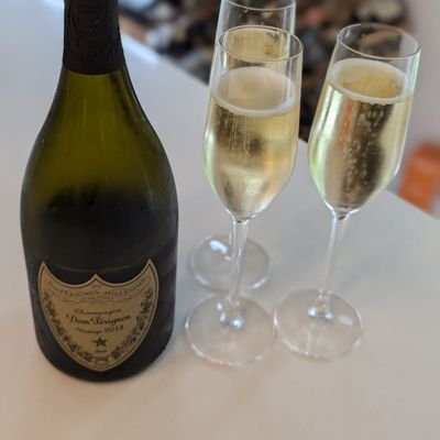 veevadiva's profile picture. Born in the north returned to the north. All things people, worker bee 🐝 lucky me... lover of life & fizz 💕