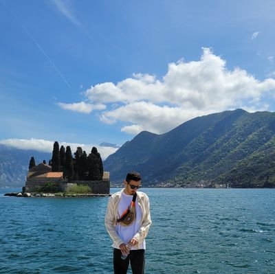 ⍟
Henüz kaçamadım kafamdaki gölgelerden
Software Developer