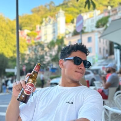 Tentando aproveitar cada segundo porque só tenho essa vida, e nem sei atĆ© quando.
insta: @_gabelive