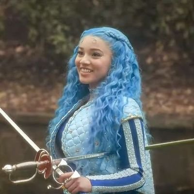 #CHLOECHARMING: 'hi! I'm chloe charming, you must be princess red of wonderland? I've always.. wondered.. what it's like over there..' || rp acc !
