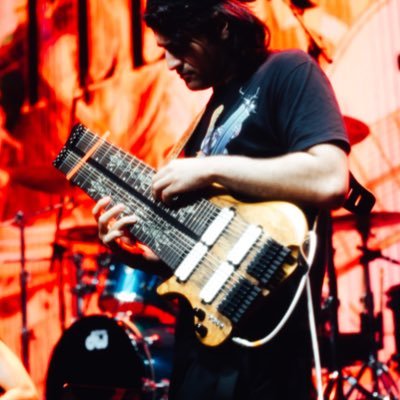 Latino. Venezuelan, living in Los Angeles 🇻🇪🇺🇸. #fmguitars