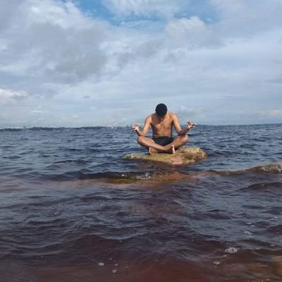 🍀Pessoas procuram motivos pra viverem eu procuro o motivo por qual eu ainda permaneço vivo🍀