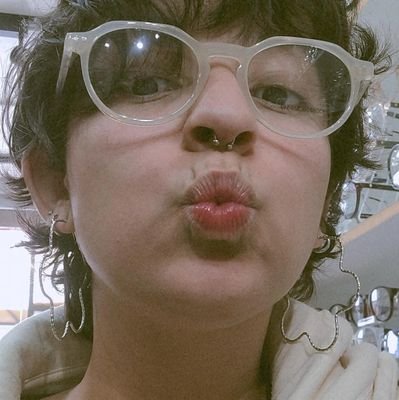 pode entrar, mas repara na bagunça. | ela/dela