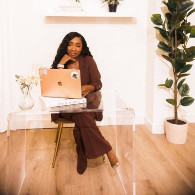 Digital Comms Strategist | 💗💚 1908 | my views are my own