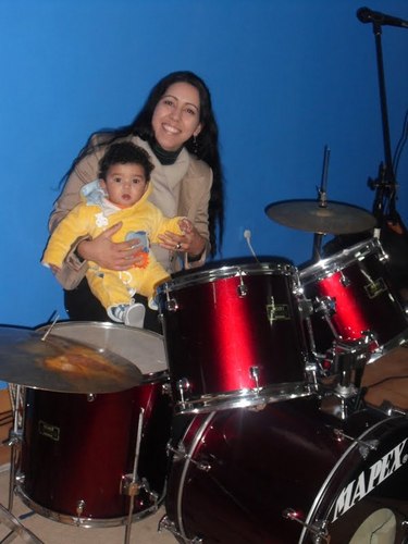 Roseane Lopes,  Licenciada em Musica. 
Levita do Senhor sempre com a visão de levar a música aos adoradores,