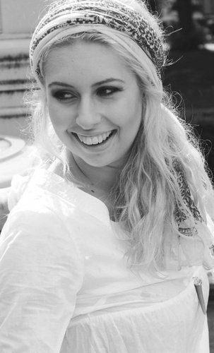 nicolepoppe1's profile picture. 