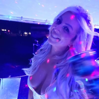 adnherzner's profile picture. Make your heart the most beautiful thing about you. ❤