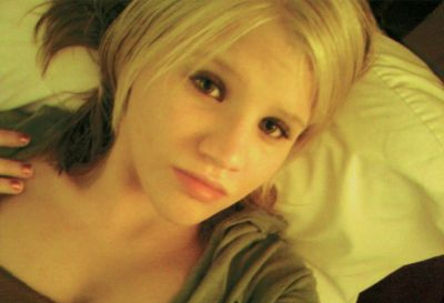 23 year old female who loves twitting ;)