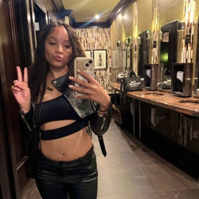 femalefuture305's profile picture. 