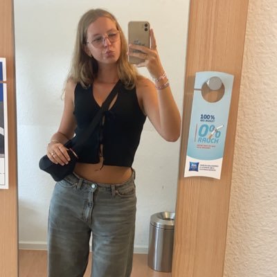 blueforchlo's profile picture. ♡ ✩ ♬ ₊.🎧⋆☾⋆⁺₊✧ held billie’s hand twice