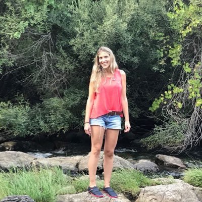 nunca dejes de sonreír, ni siquiera cuando estés triste, porque nunca sabes quien se puede enamorar de tu sonrisa